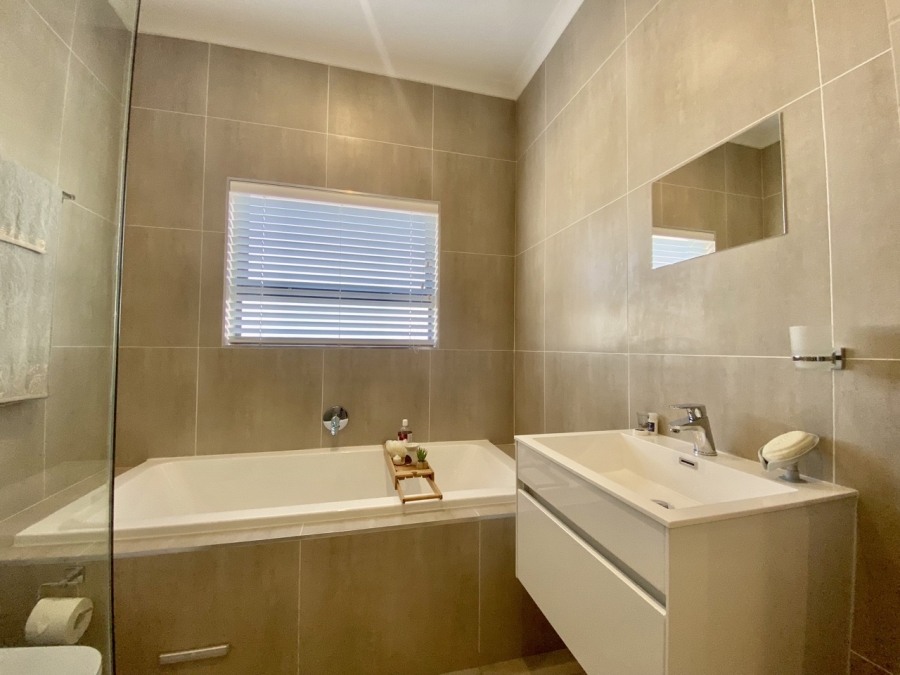 To Let 3 Bedroom Property for Rent in Sandown Western Cape
